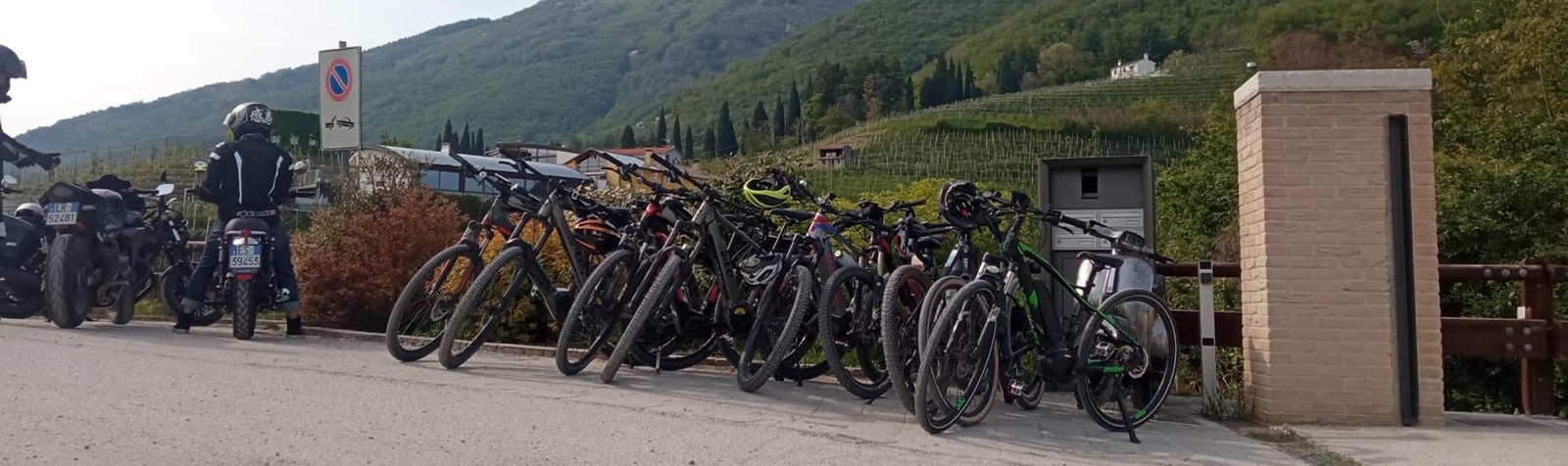 Immagine di sfondo di un ciclista su strada